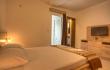 habitación doble superior en Pensi&oacute;n Maslina, alojamiento privado en Petrovac, Montenegro